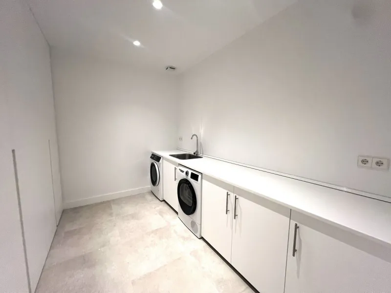 House - Detached Villa в продаже в Estepona, Málaga. В доме 5 спален и 6 ванных комнат. Площадь дома 302 м². Площадь участка 645 м²