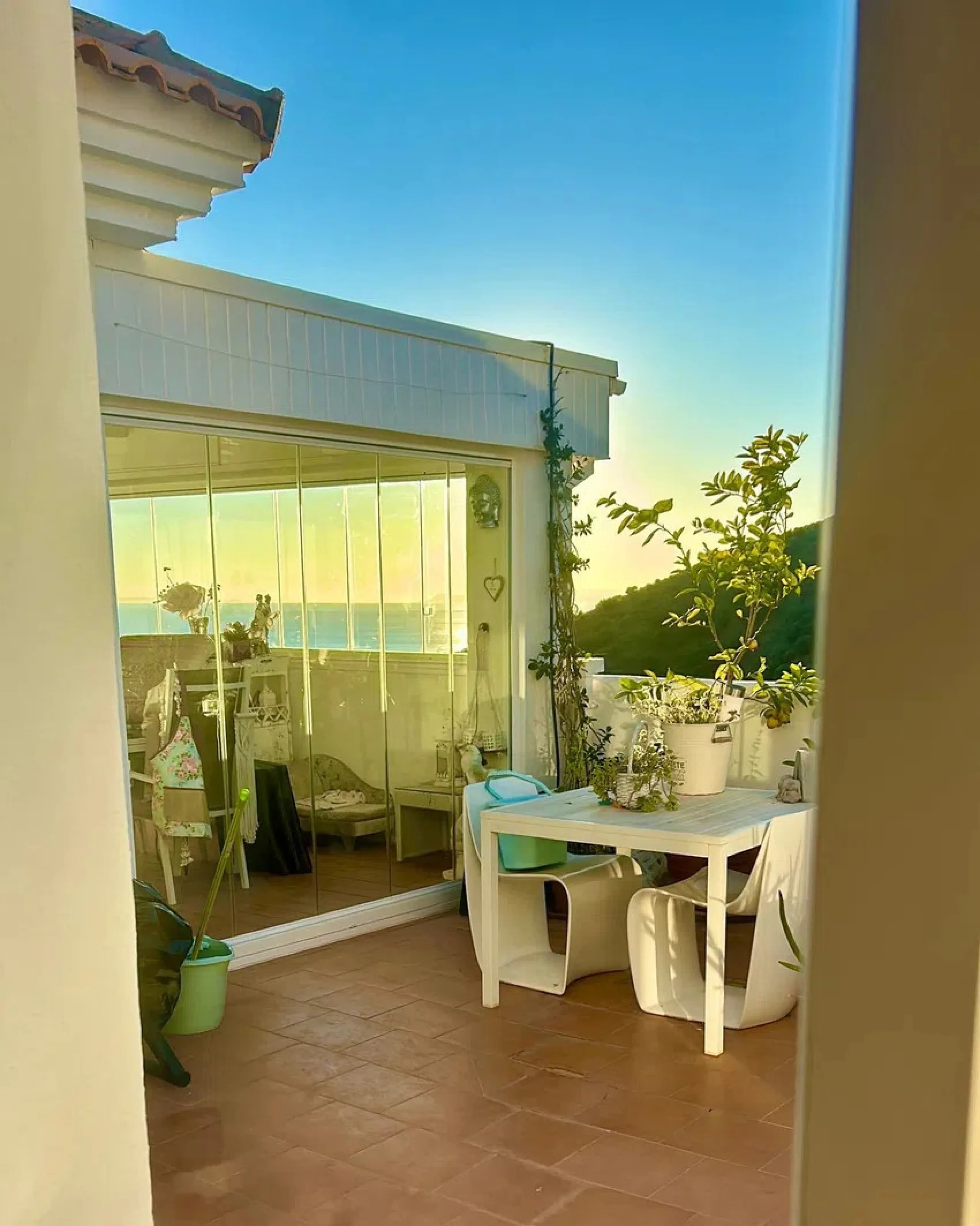 The opportunity to discover this spectacular penthouse in Calahonda must not be overlooked. The property boasts breathtaking panoramic vistas of both the sea and the surrounding countryside. It is situated within a secure residential complex, which is cha