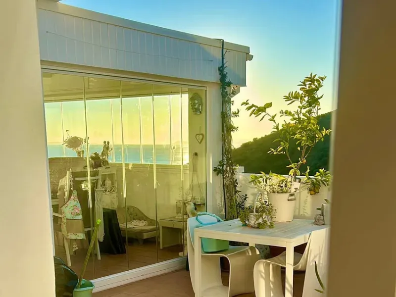 The opportunity to discover this spectacular penthouse in Calahonda must not be overlooked. The property boasts breathtaking panoramic vistas of both the sea and the surrounding countryside. It is situated within a secure residential complex, which is cha