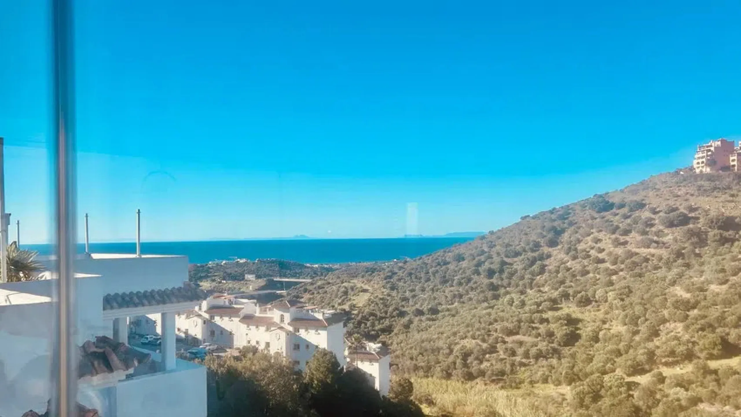 The opportunity to discover this spectacular penthouse in Calahonda must not be overlooked. The property boasts breathtaking panoramic vistas of both the sea and the surrounding countryside. It is situated within a secure residential complex, which is cha
