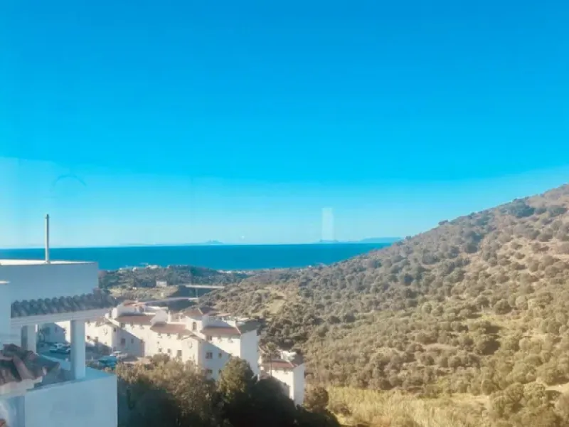 The opportunity to discover this spectacular penthouse in Calahonda must not be overlooked. The property boasts breathtaking panoramic vistas of both the sea and the surrounding countryside. It is situated within a secure residential complex, which is cha