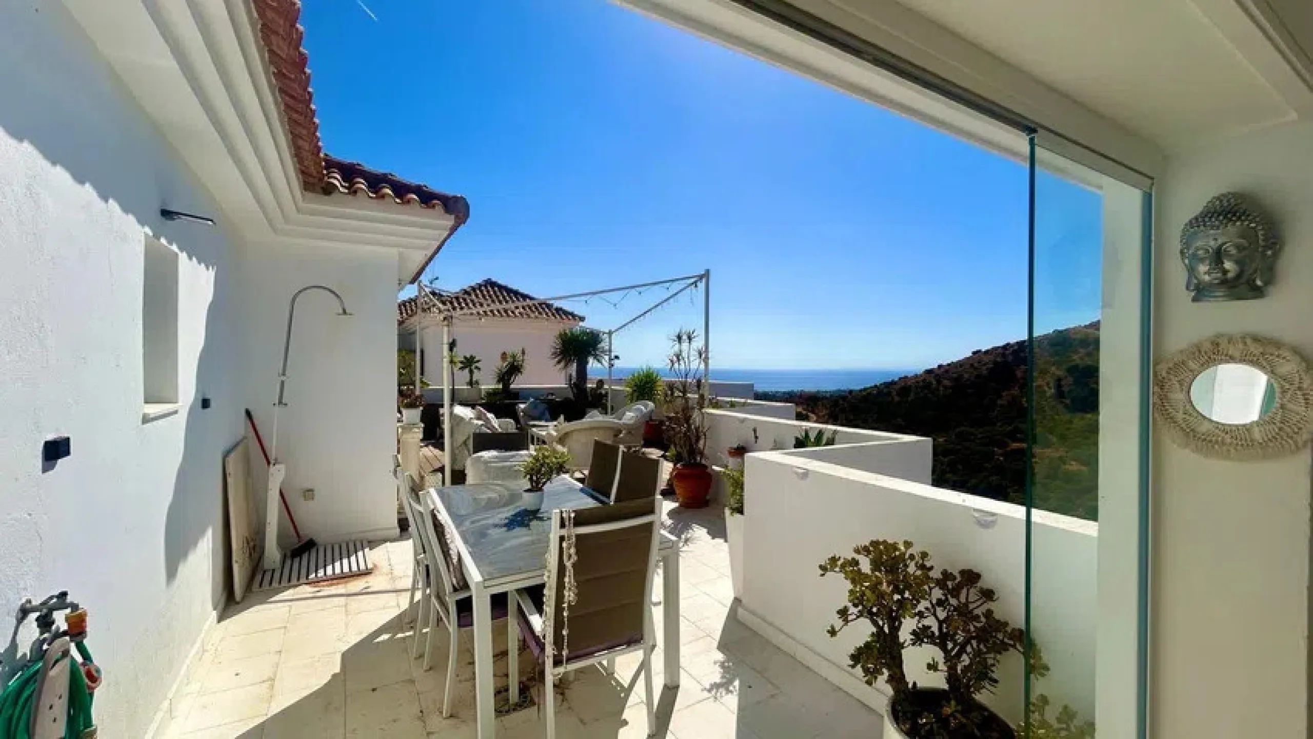 The opportunity to discover this spectacular penthouse in Calahonda must not be overlooked. The property boasts breathtaking panoramic vistas of both the sea and the surrounding countryside. It is situated within a secure residential complex, which is cha