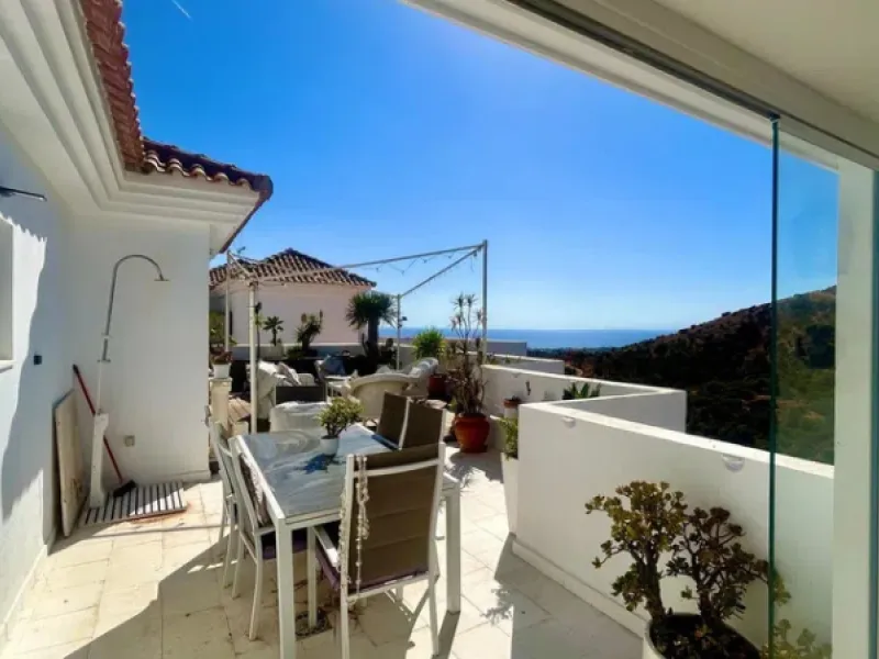 The opportunity to discover this spectacular penthouse in Calahonda must not be overlooked. The property boasts breathtaking panoramic vistas of both the sea and the surrounding countryside. It is situated within a secure residential complex, which is cha