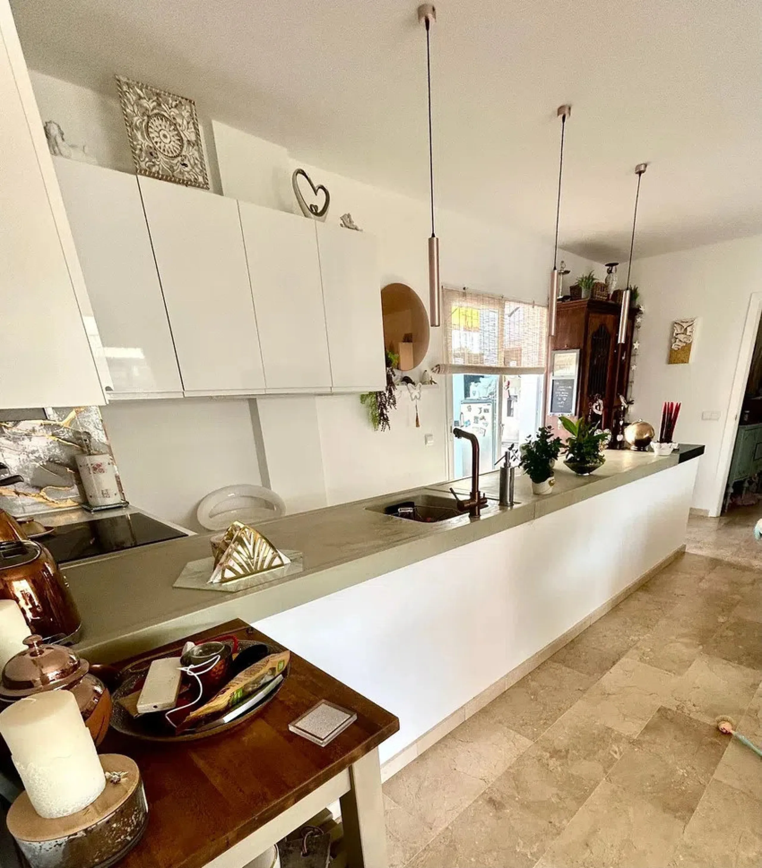 The opportunity to discover this spectacular penthouse in Calahonda must not be overlooked. The property boasts breathtaking panoramic vistas of both the sea and the surrounding countryside. It is situated within a secure residential complex, which is cha