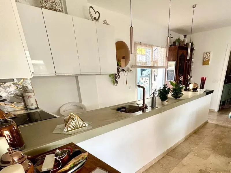 The opportunity to discover this spectacular penthouse in Calahonda must not be overlooked. The property boasts breathtaking panoramic vistas of both the sea and the surrounding countryside. It is situated within a secure residential complex, which is cha
