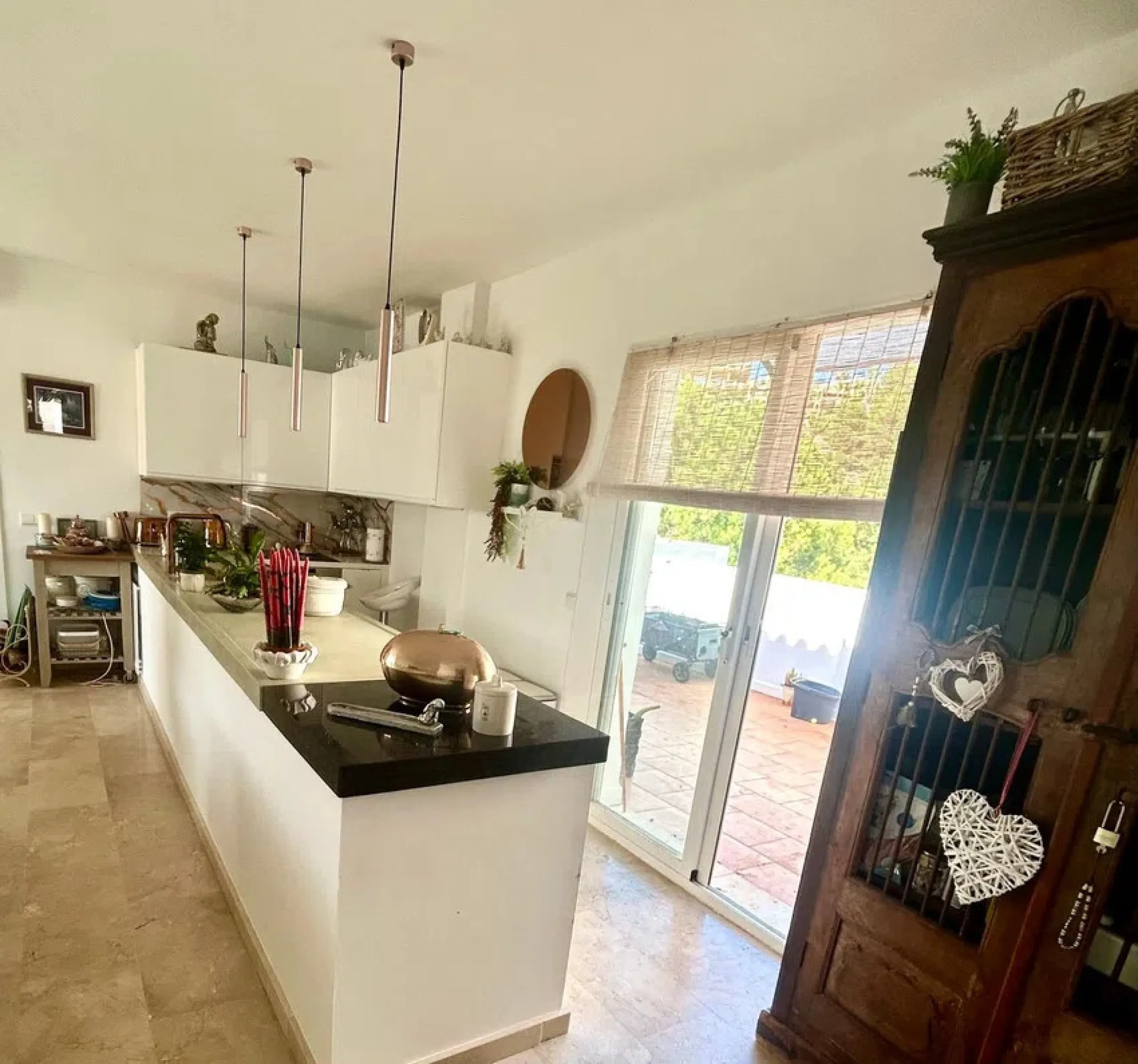 The opportunity to discover this spectacular penthouse in Calahonda must not be overlooked. The property boasts breathtaking panoramic vistas of both the sea and the surrounding countryside. It is situated within a secure residential complex, which is cha