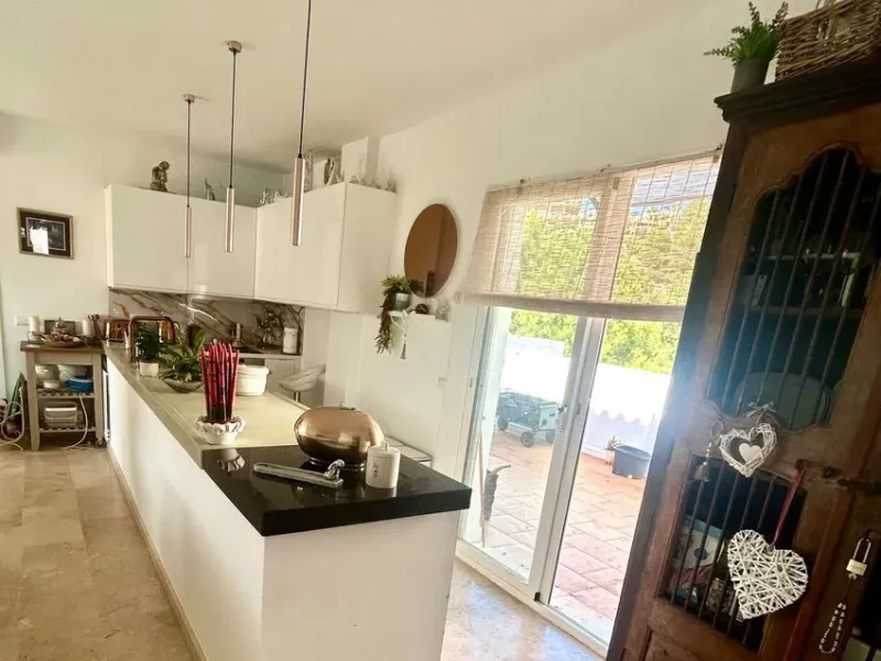The opportunity to discover this spectacular penthouse in Calahonda must not be overlooked. The property boasts breathtaking panoramic vistas of both the sea and the surrounding countryside. It is situated within a secure residential complex, which is cha