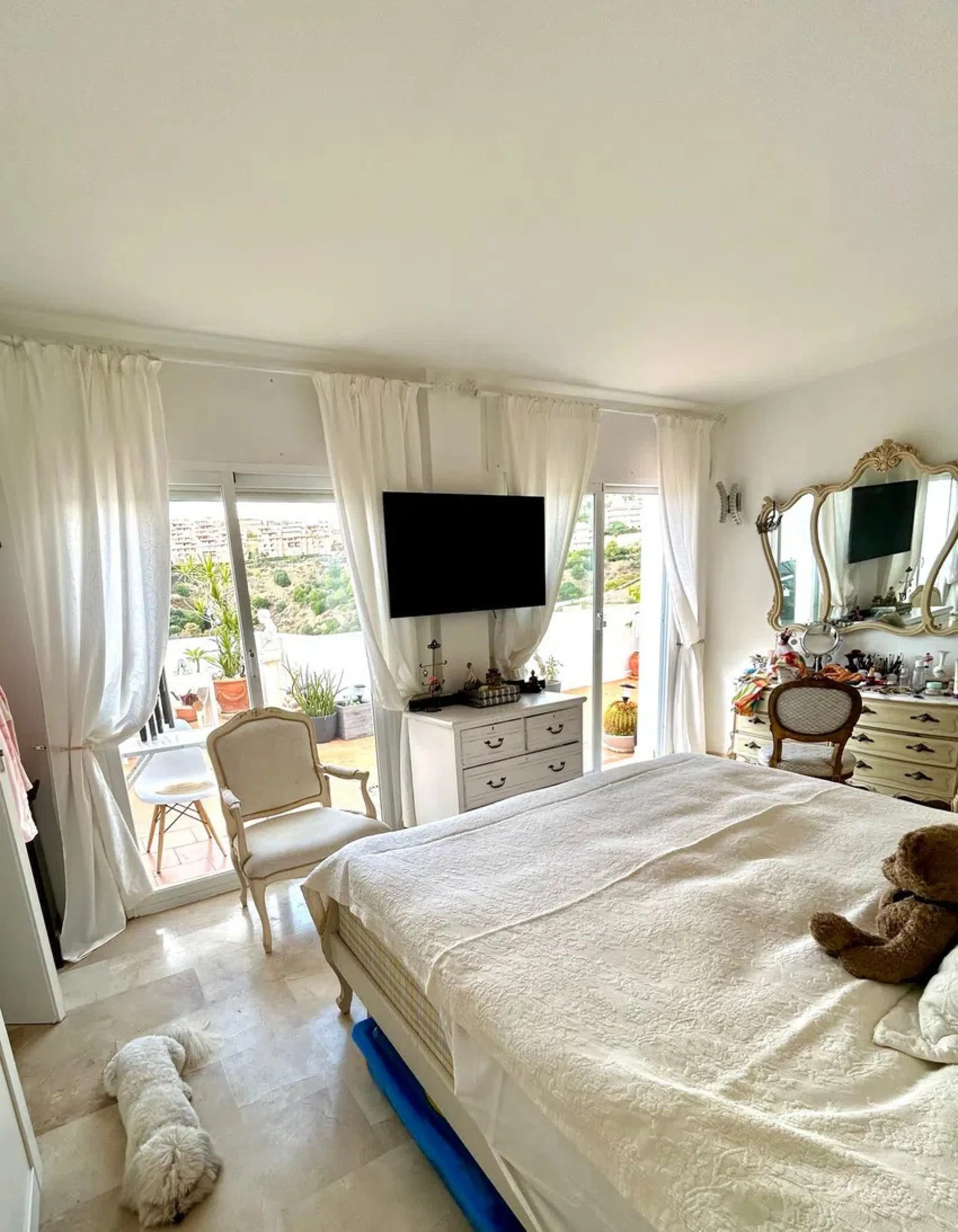 The opportunity to discover this spectacular penthouse in Calahonda must not be overlooked. The property boasts breathtaking panoramic vistas of both the sea and the surrounding countryside. It is situated within a secure residential complex, which is cha