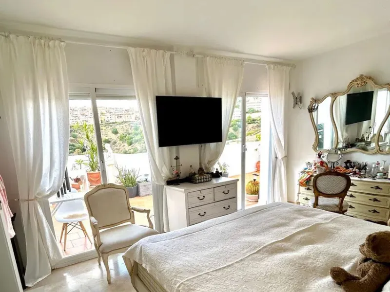 The opportunity to discover this spectacular penthouse in Calahonda must not be overlooked. The property boasts breathtaking panoramic vistas of both the sea and the surrounding countryside. It is situated within a secure residential complex, which is cha