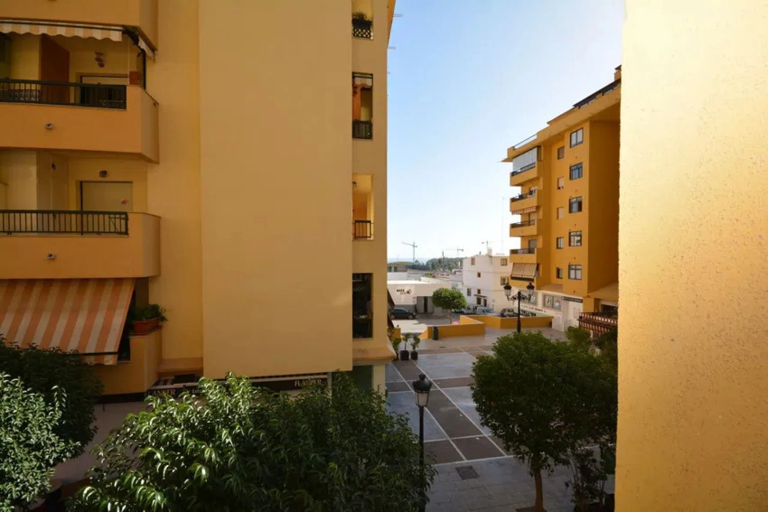 It would be remiss to overlook the opportunity to view this property in San Pedro, which boasts an enviable location, situated a mere few minutes' drive from prestigious golf courses, the vibrant boulevard and the well-known beach of San Pedro, it is well