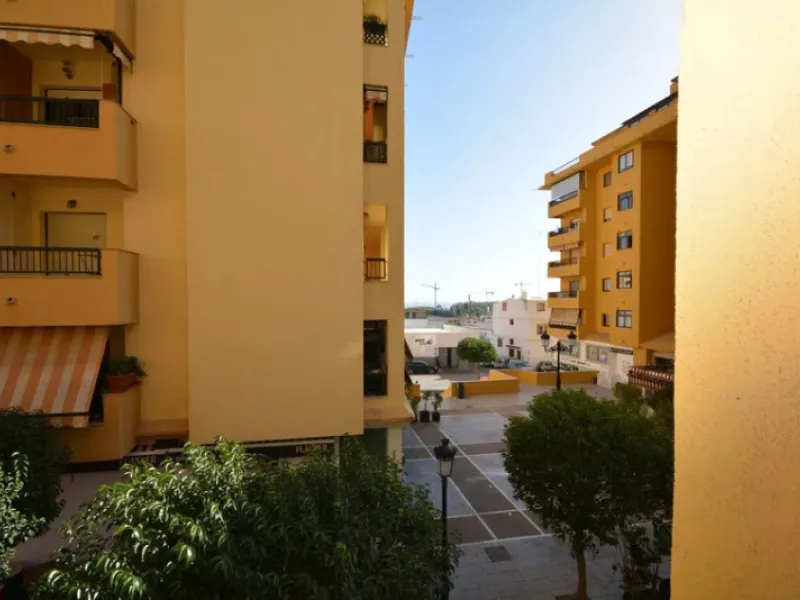 It would be remiss to overlook the opportunity to view this property in San Pedro, which boasts an enviable location, situated a mere few minutes' drive from prestigious golf courses, the vibrant boulevard and the well-known beach of San Pedro, it is well