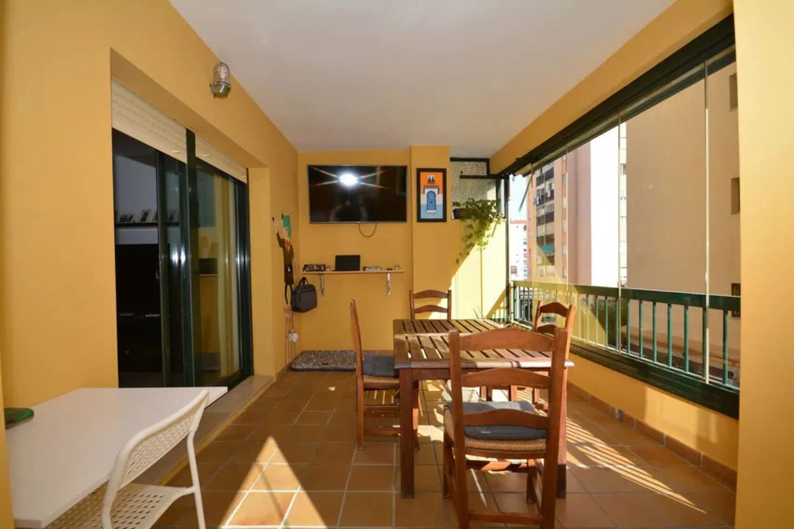 It would be remiss to overlook the opportunity to view this property in San Pedro, which boasts an enviable location, situated a mere few minutes' drive from prestigious golf courses, the vibrant boulevard and the well-known beach of San Pedro, it is well