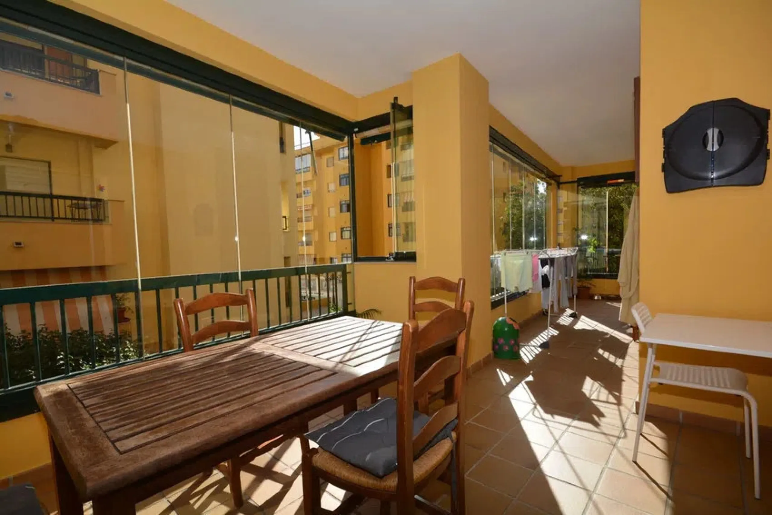 It would be remiss to overlook the opportunity to view this property in San Pedro, which boasts an enviable location, situated a mere few minutes' drive from prestigious golf courses, the vibrant boulevard and the well-known beach of San Pedro, it is well