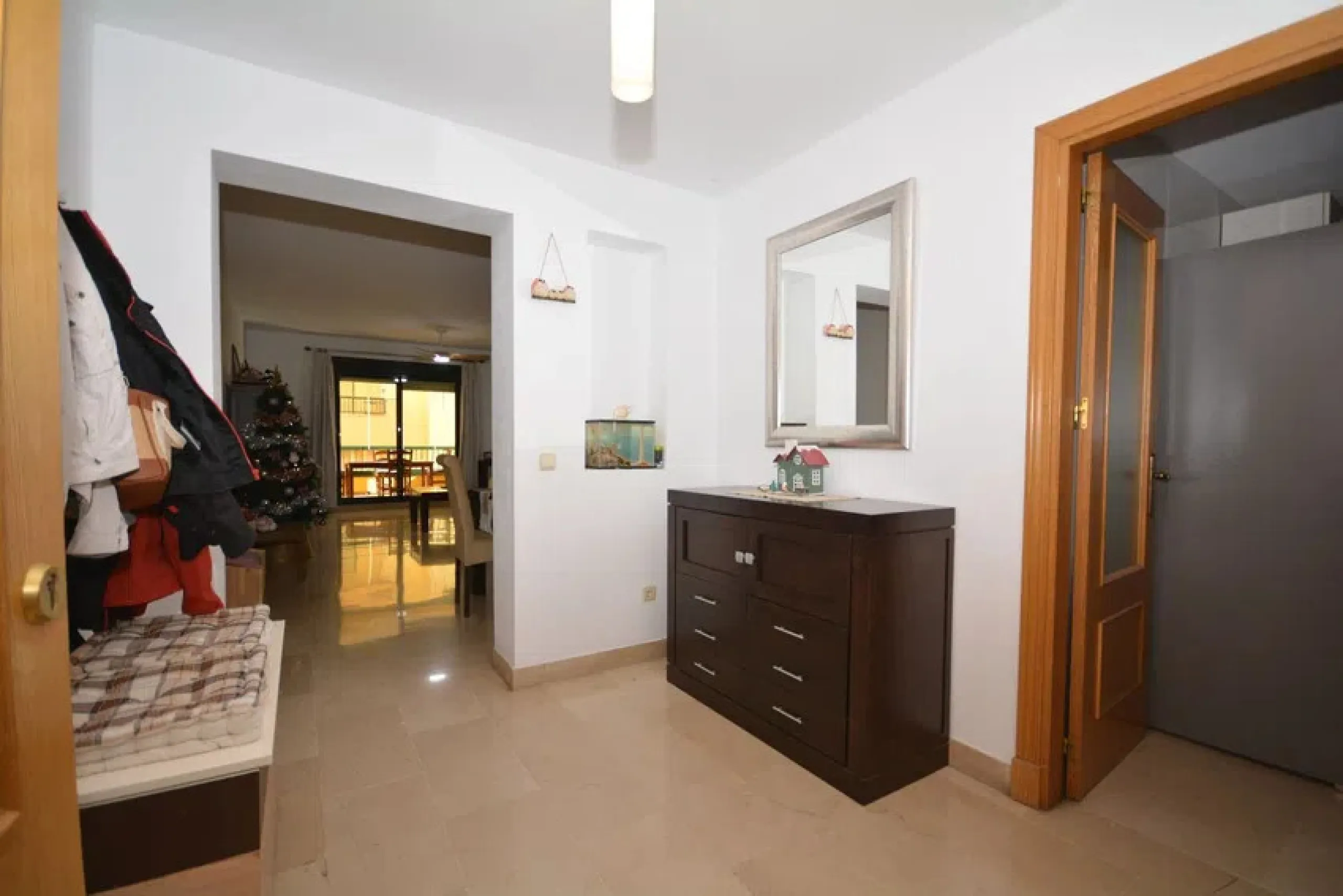 It would be remiss to overlook the opportunity to view this property in San Pedro, which boasts an enviable location, situated a mere few minutes' drive from prestigious golf courses, the vibrant boulevard and the well-known beach of San Pedro, it is well