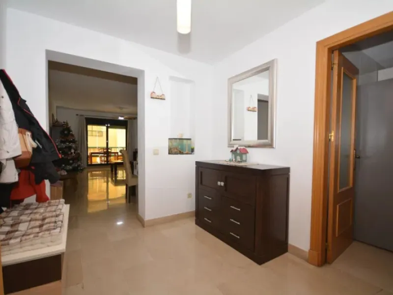 It would be remiss to overlook the opportunity to view this property in San Pedro, which boasts an enviable location, situated a mere few minutes' drive from prestigious golf courses, the vibrant boulevard and the well-known beach of San Pedro, it is well