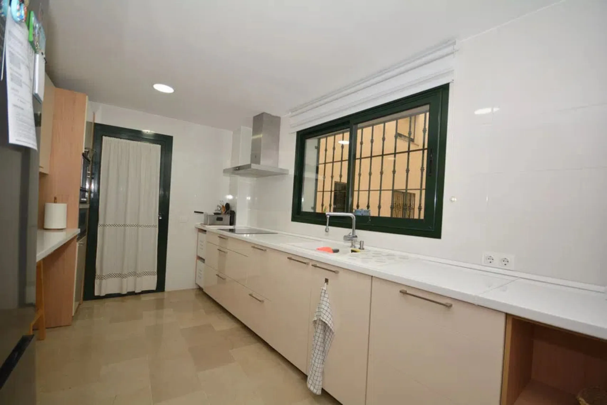 It would be remiss to overlook the opportunity to view this property in San Pedro, which boasts an enviable location, situated a mere few minutes' drive from prestigious golf courses, the vibrant boulevard and the well-known beach of San Pedro, it is well