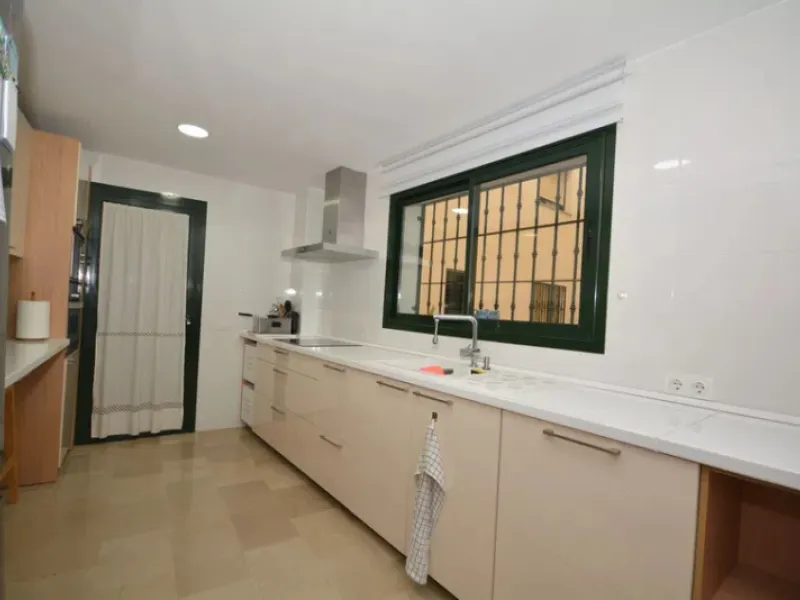 It would be remiss to overlook the opportunity to view this property in San Pedro, which boasts an enviable location, situated a mere few minutes' drive from prestigious golf courses, the vibrant boulevard and the well-known beach of San Pedro, it is well