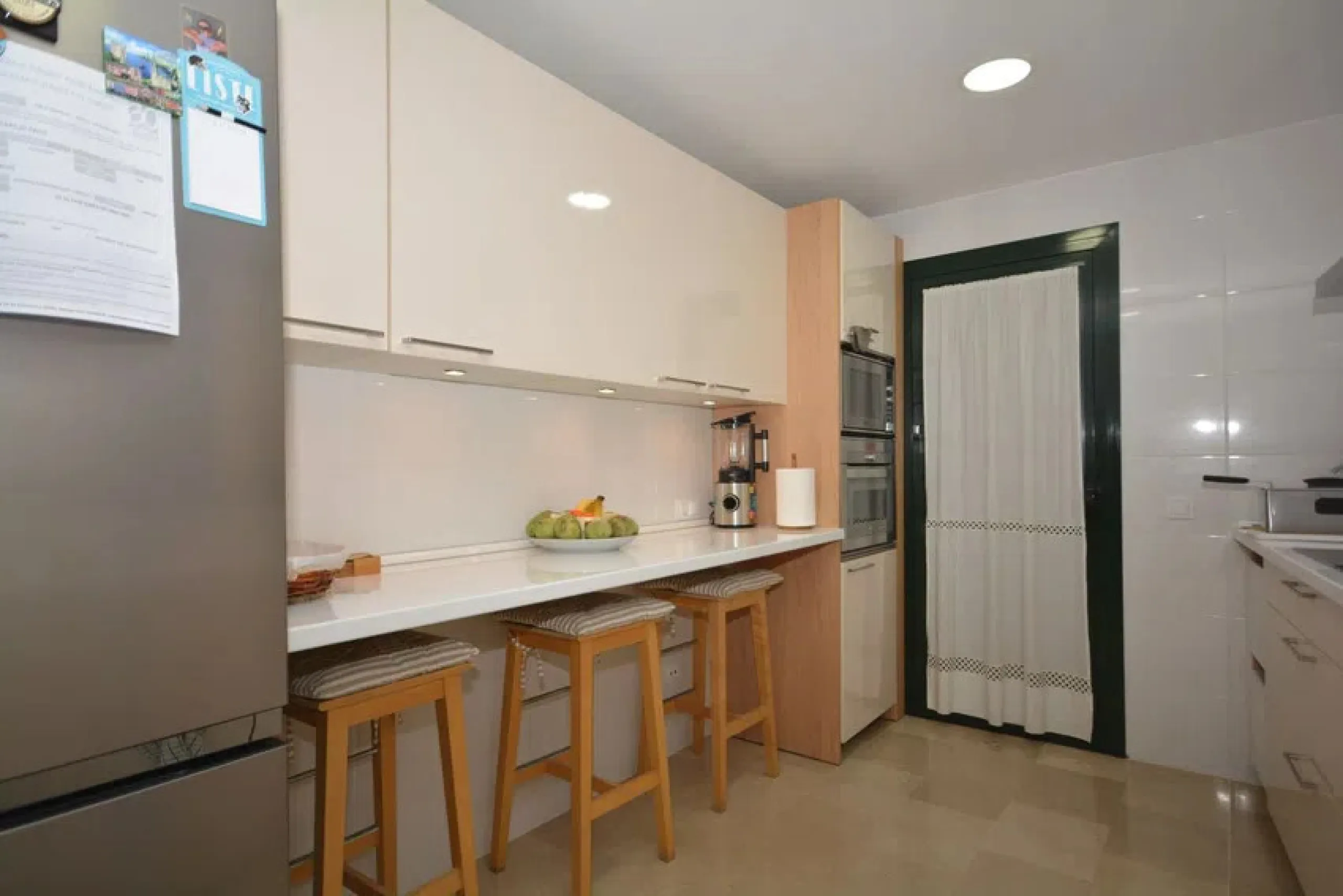 It would be remiss to overlook the opportunity to view this property in San Pedro, which boasts an enviable location, situated a mere few minutes' drive from prestigious golf courses, the vibrant boulevard and the well-known beach of San Pedro, it is well