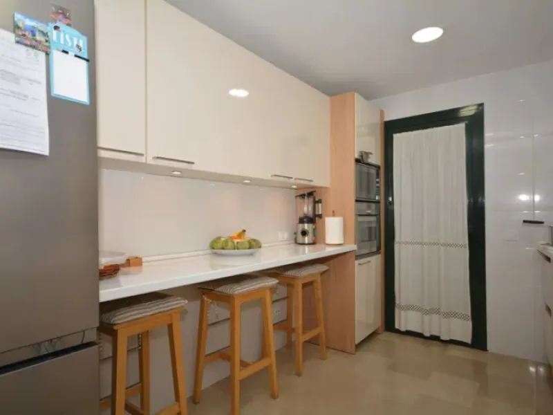 It would be remiss to overlook the opportunity to view this property in San Pedro, which boasts an enviable location, situated a mere few minutes' drive from prestigious golf courses, the vibrant boulevard and the well-known beach of San Pedro, it is well