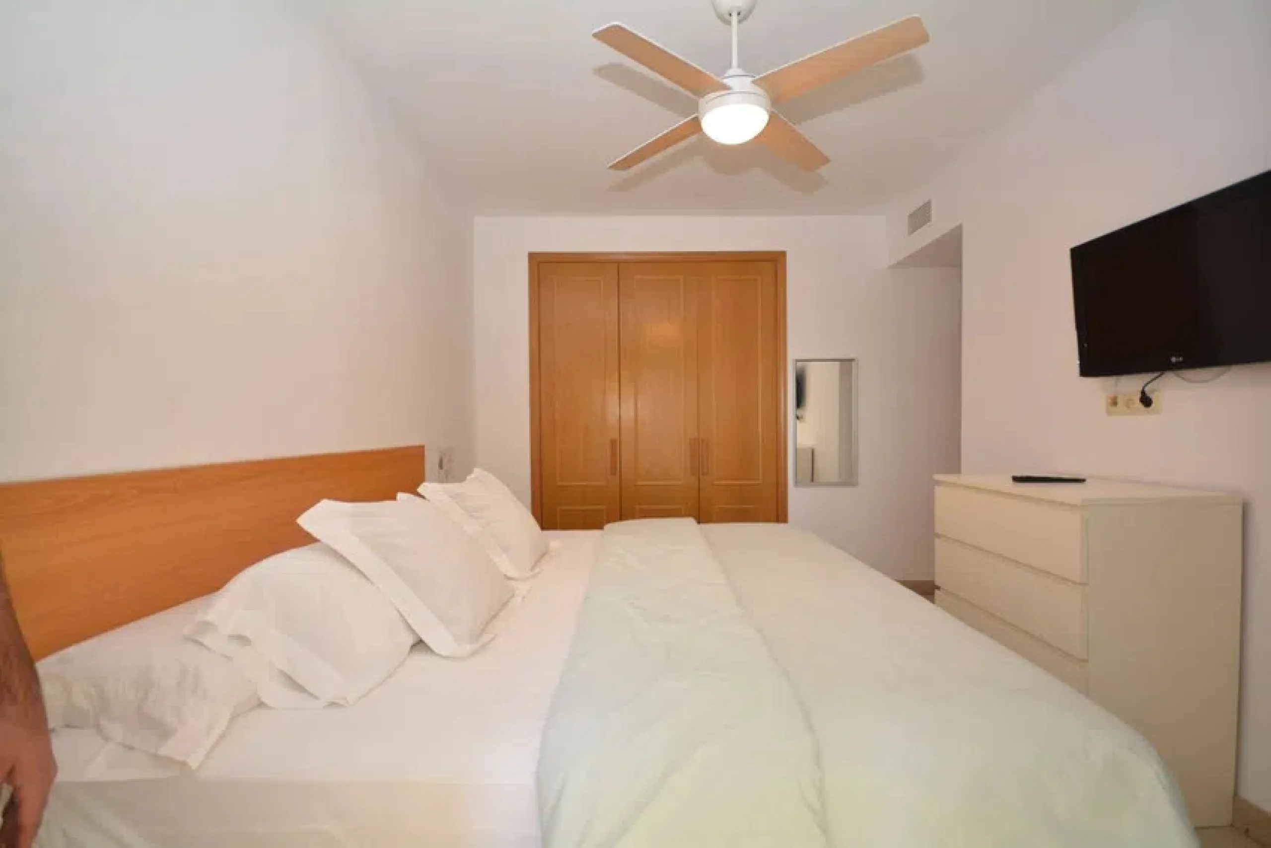 It would be remiss to overlook the opportunity to view this property in San Pedro, which boasts an enviable location, situated a mere few minutes' drive from prestigious golf courses, the vibrant boulevard and the well-known beach of San Pedro, it is well