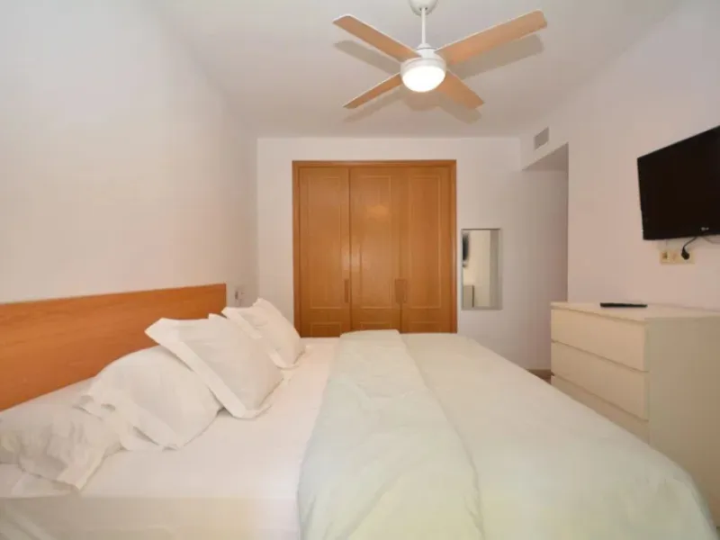 It would be remiss to overlook the opportunity to view this property in San Pedro, which boasts an enviable location, situated a mere few minutes' drive from prestigious golf courses, the vibrant boulevard and the well-known beach of San Pedro, it is well