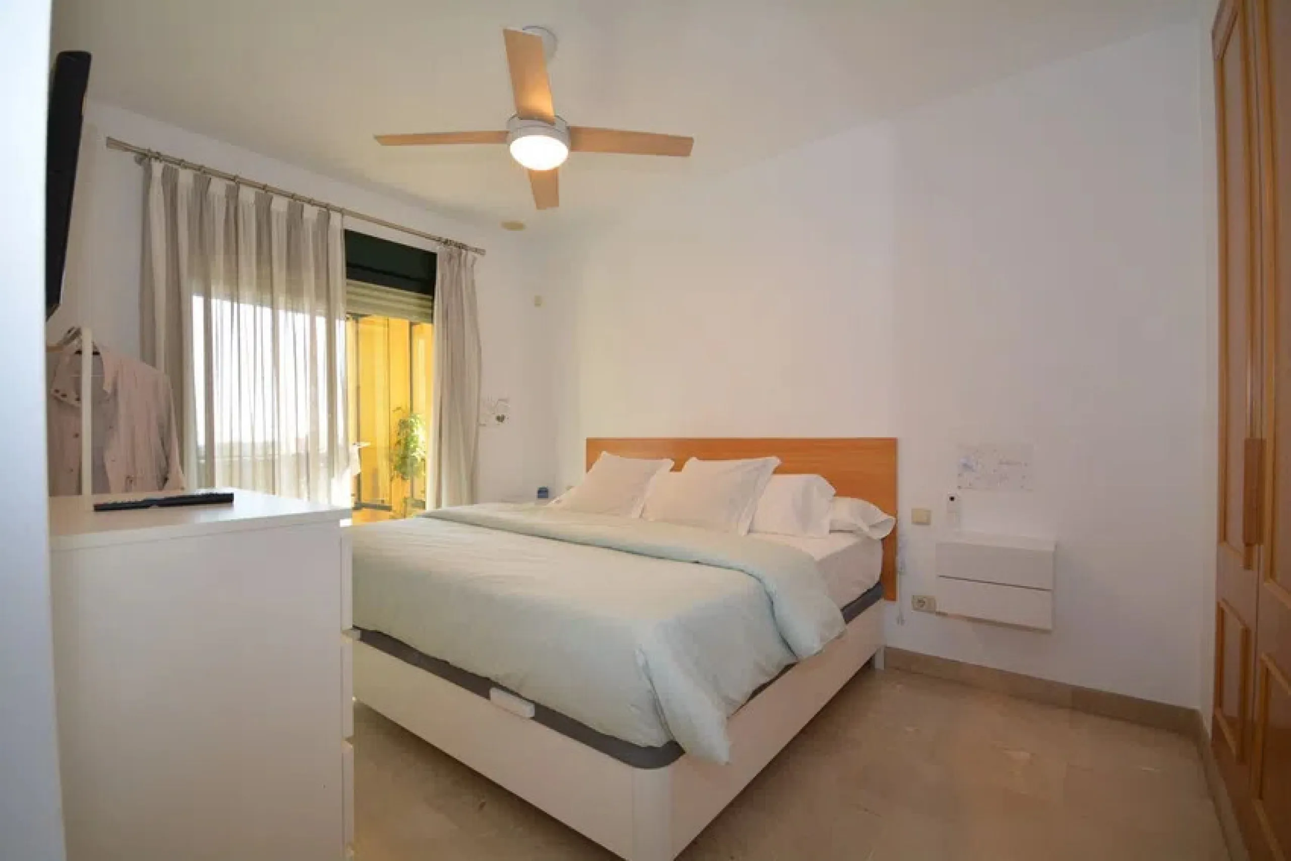 It would be remiss to overlook the opportunity to view this property in San Pedro, which boasts an enviable location, situated a mere few minutes' drive from prestigious golf courses, the vibrant boulevard and the well-known beach of San Pedro, it is well