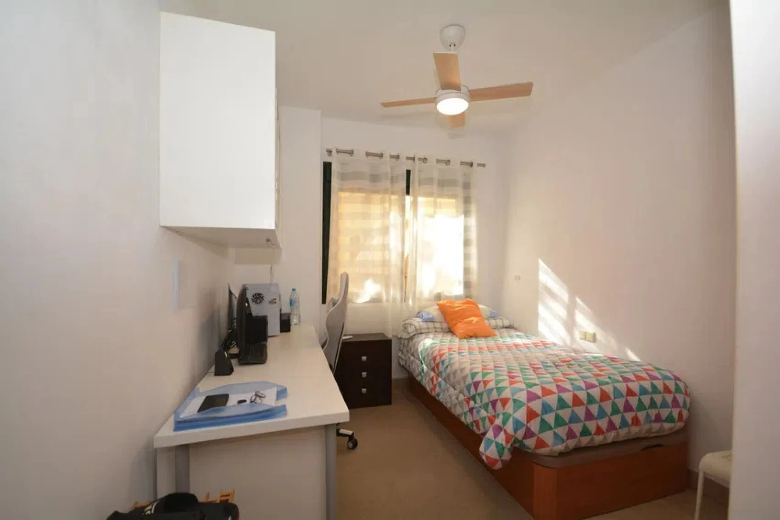 It would be remiss to overlook the opportunity to view this property in San Pedro, which boasts an enviable location, situated a mere few minutes' drive from prestigious golf courses, the vibrant boulevard and the well-known beach of San Pedro, it is well