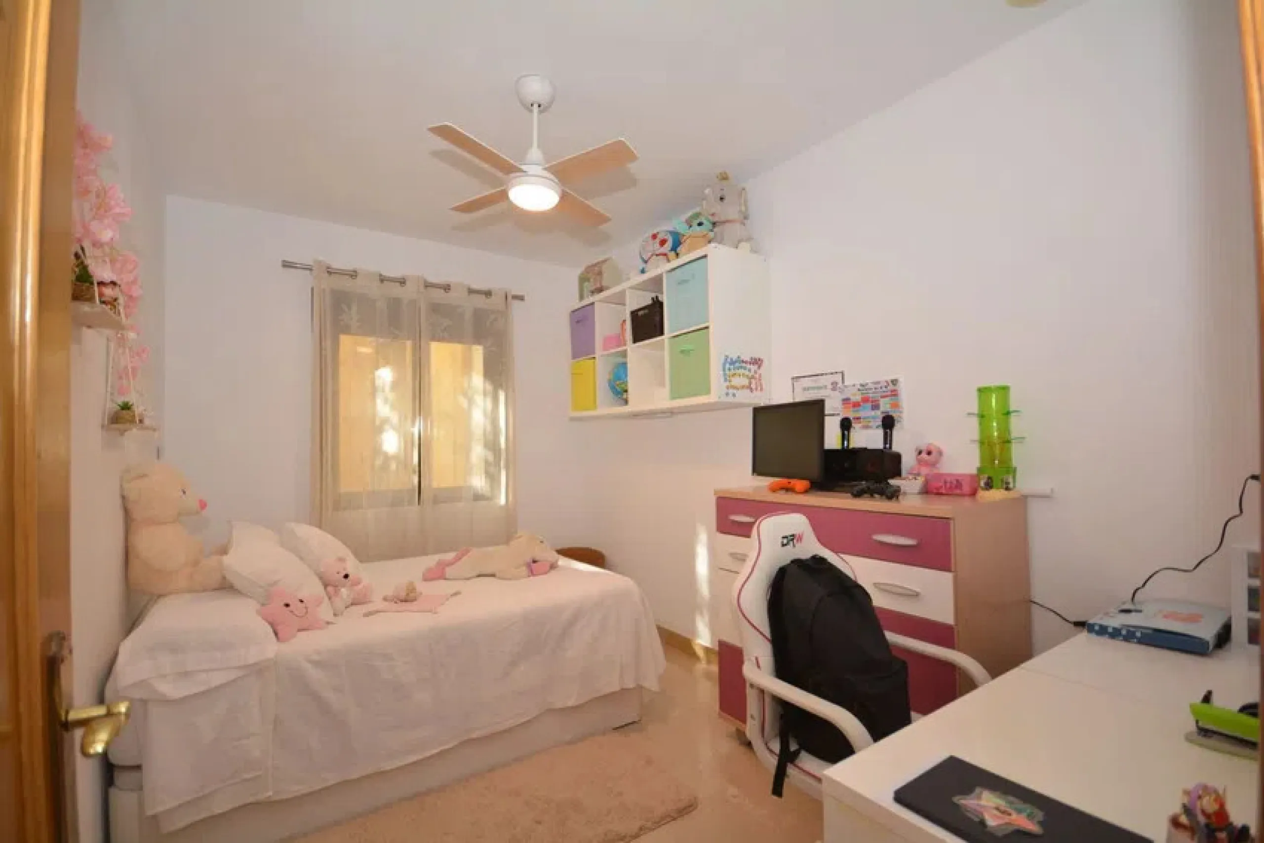 It would be remiss to overlook the opportunity to view this property in San Pedro, which boasts an enviable location, situated a mere few minutes' drive from prestigious golf courses, the vibrant boulevard and the well-known beach of San Pedro, it is well