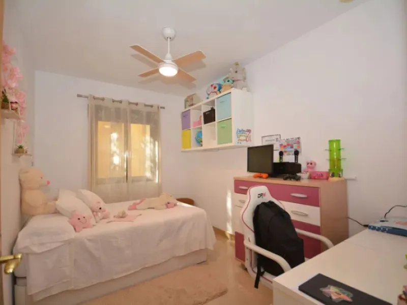 It would be remiss to overlook the opportunity to view this property in San Pedro, which boasts an enviable location, situated a mere few minutes' drive from prestigious golf courses, the vibrant boulevard and the well-known beach of San Pedro, it is well