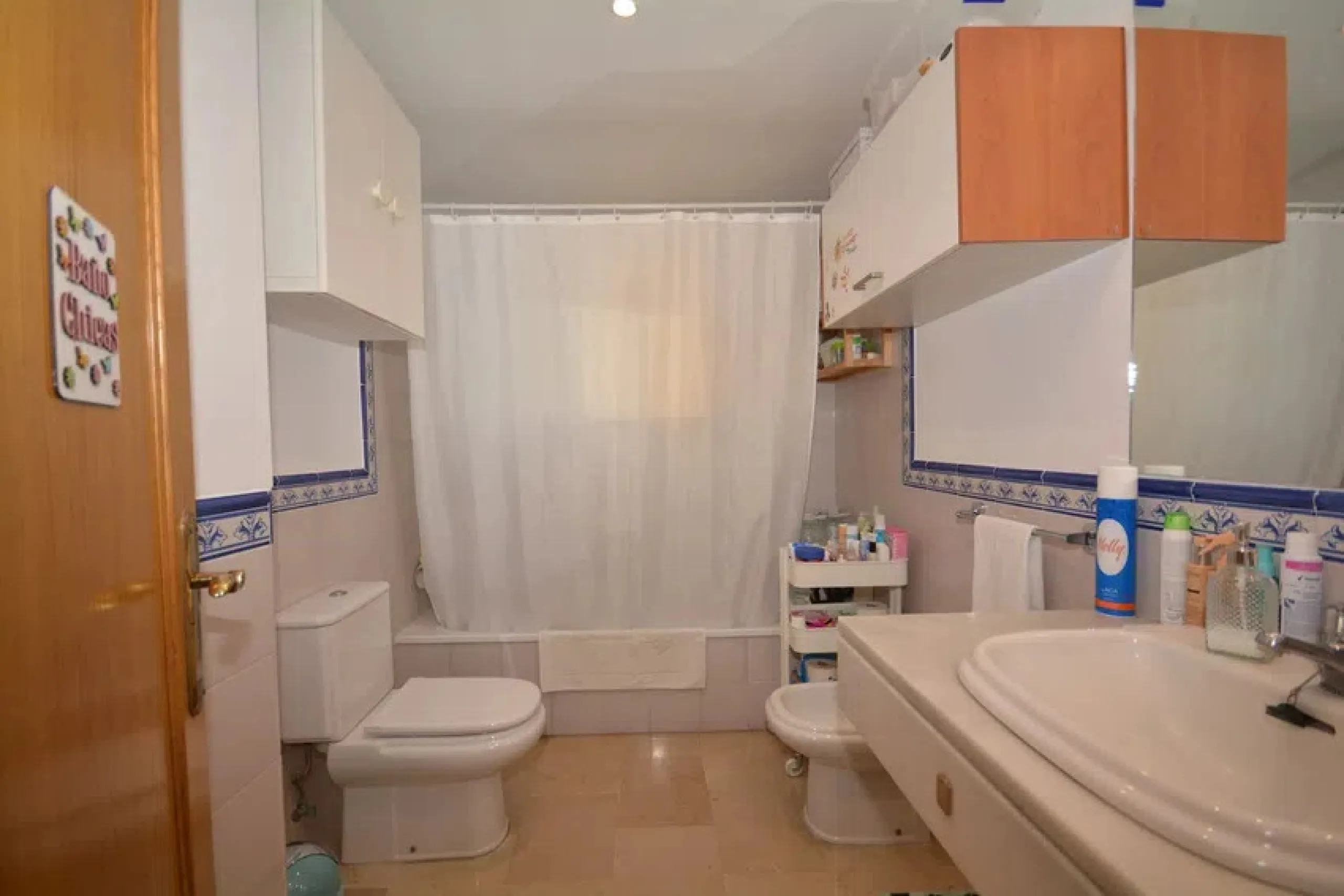 It would be remiss to overlook the opportunity to view this property in San Pedro, which boasts an enviable location, situated a mere few minutes' drive from prestigious golf courses, the vibrant boulevard and the well-known beach of San Pedro, it is well