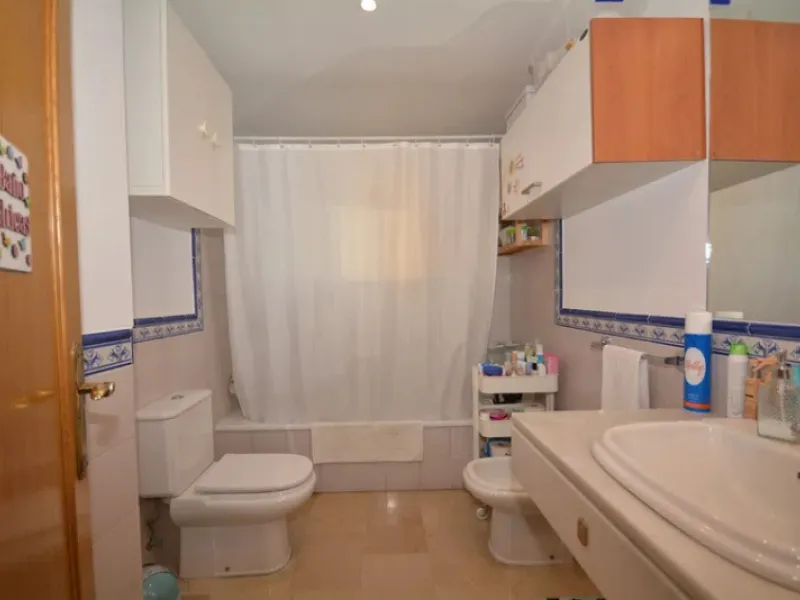 It would be remiss to overlook the opportunity to view this property in San Pedro, which boasts an enviable location, situated a mere few minutes' drive from prestigious golf courses, the vibrant boulevard and the well-known beach of San Pedro, it is well