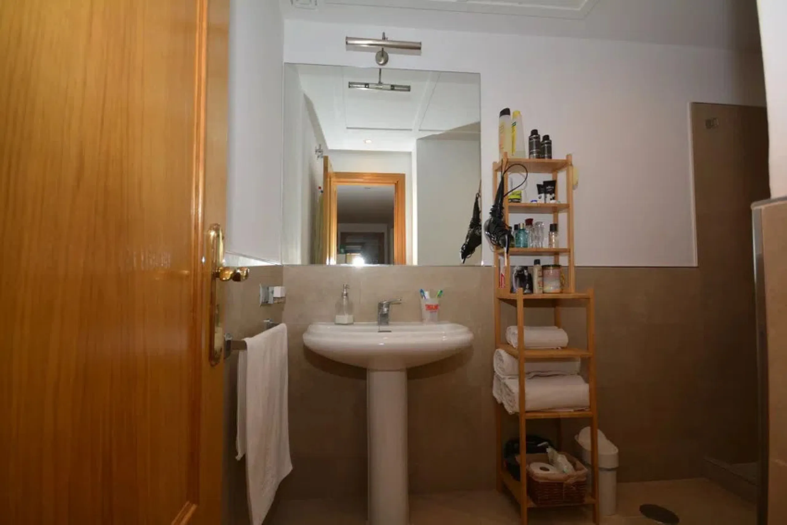 It would be remiss to overlook the opportunity to view this property in San Pedro, which boasts an enviable location, situated a mere few minutes' drive from prestigious golf courses, the vibrant boulevard and the well-known beach of San Pedro, it is well