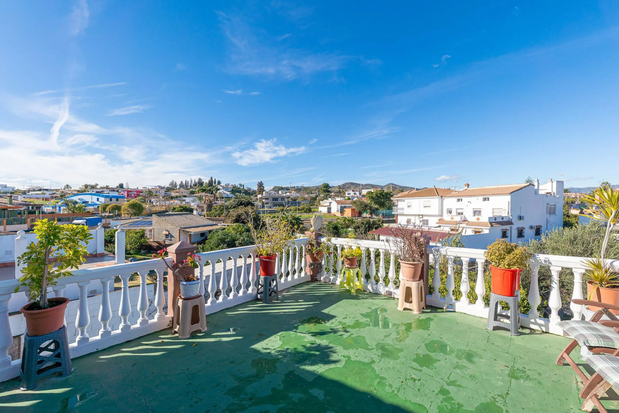 Imagine coming home and being welcomed by silence, light, and space. Live without rushing, with privacy, your own land, and the freedom that only a detached villa can offer in El Romeral, one of the quietest and most sought-after areas of Alhaurín de la T