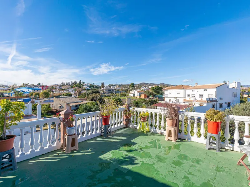 Imagine coming home and being welcomed by silence, light, and space. Live without rushing, with privacy, your own land, and the freedom that only a detached villa can offer in El Romeral, one of the quietest and most sought-after areas of Alhaurín de la T