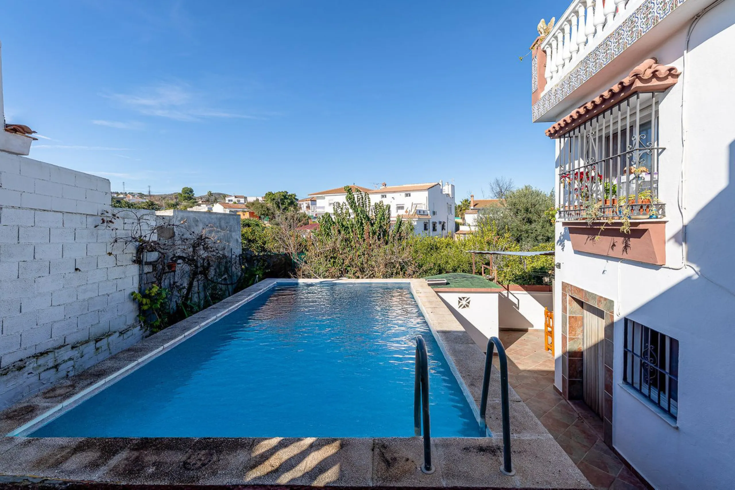 Imagine coming home and being welcomed by silence, light, and space. Live without rushing, with privacy, your own land, and the freedom that only a detached villa can offer in El Romeral, one of the quietest and most sought-after areas of Alhaurín de la T