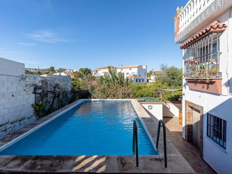 Imagine coming home and being welcomed by silence, light, and space. Live without rushing, with privacy, your own land, and the freedom that only a detached villa can offer in El Romeral, one of the quietest and most sought-after areas of Alhaurín de la T