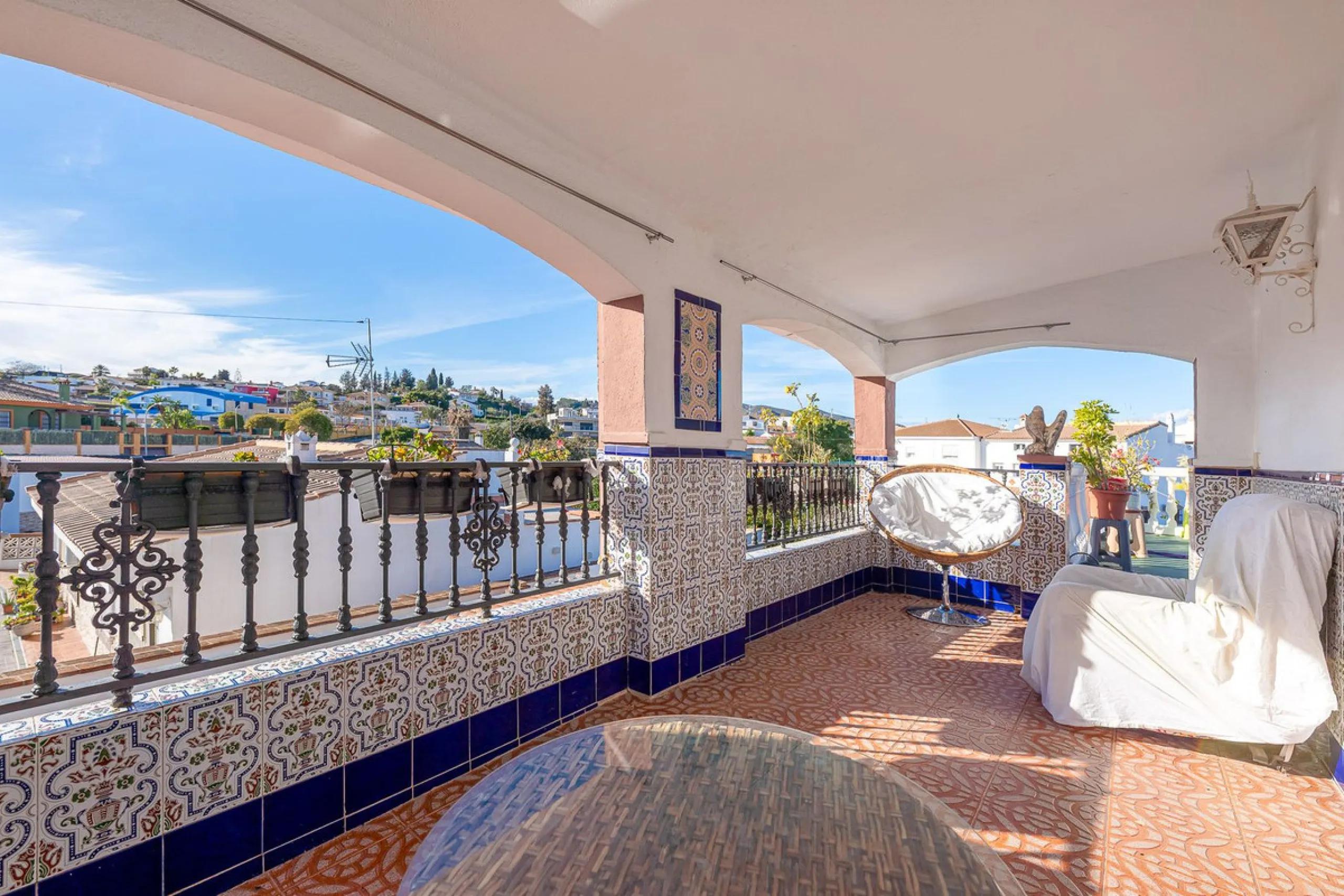 Imagine coming home and being welcomed by silence, light, and space. Live without rushing, with privacy, your own land, and the freedom that only a detached villa can offer in El Romeral, one of the quietest and most sought-after areas of Alhaurín de la T