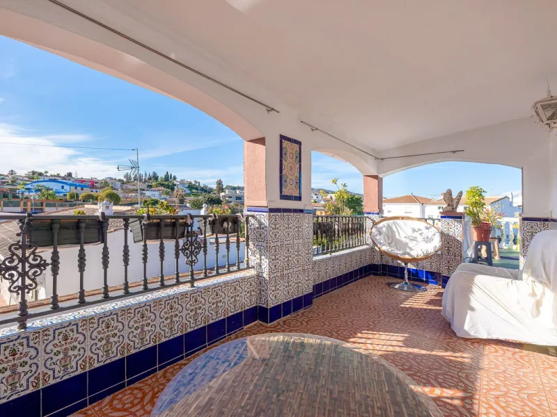 Imagine coming home and being welcomed by silence, light, and space. Live without rushing, with privacy, your own land, and the freedom that only a detached villa can offer in El Romeral, one of the quietest and most sought-after areas of Alhaurín de la T