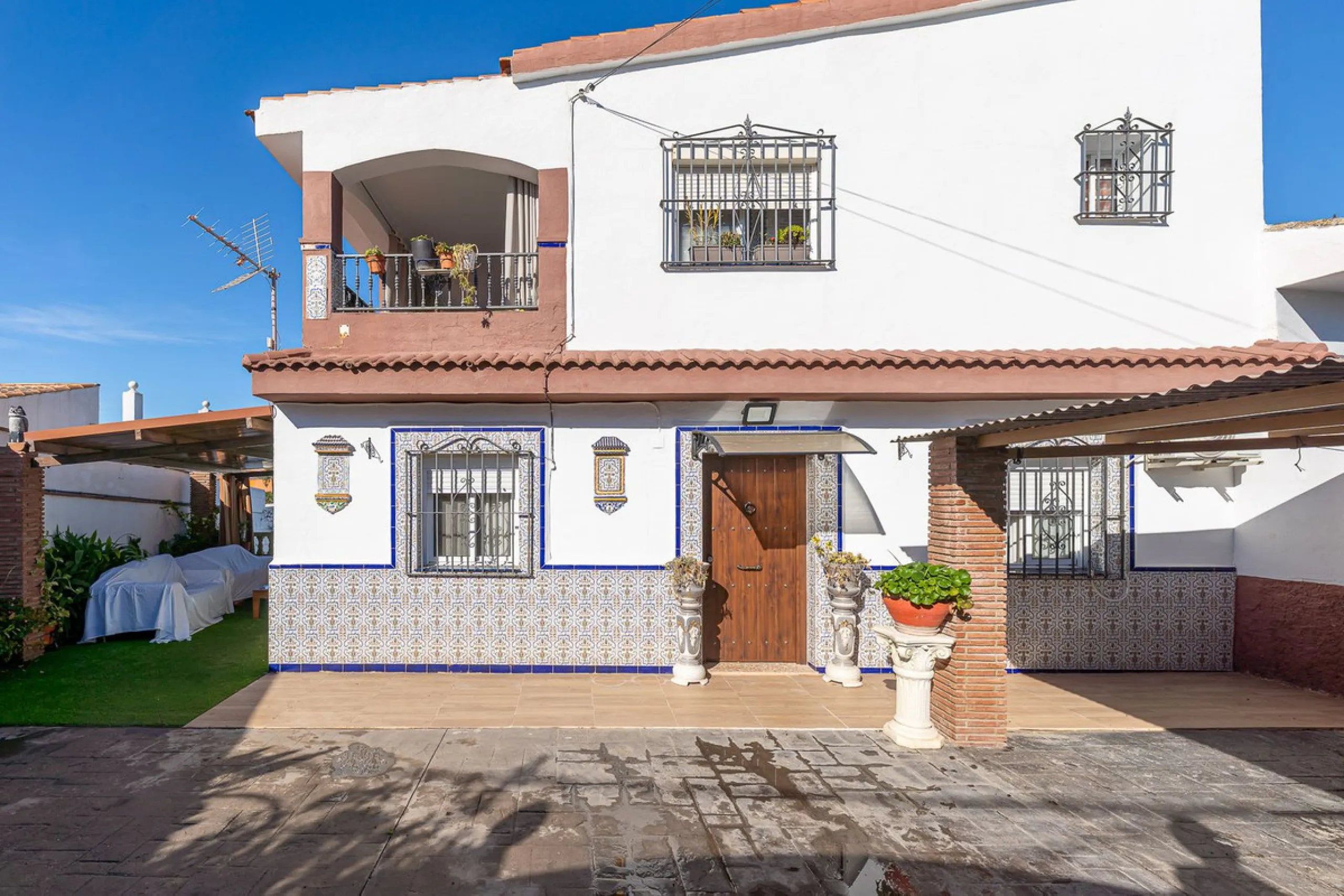 Imagine coming home and being welcomed by silence, light, and space. Live without rushing, with privacy, your own land, and the freedom that only a detached villa can offer in El Romeral, one of the quietest and most sought-after areas of Alhaurín de la T