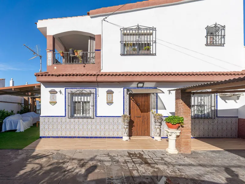 Imagine coming home and being welcomed by silence, light, and space. Live without rushing, with privacy, your own land, and the freedom that only a detached villa can offer in El Romeral, one of the quietest and most sought-after areas of Alhaurín de la T