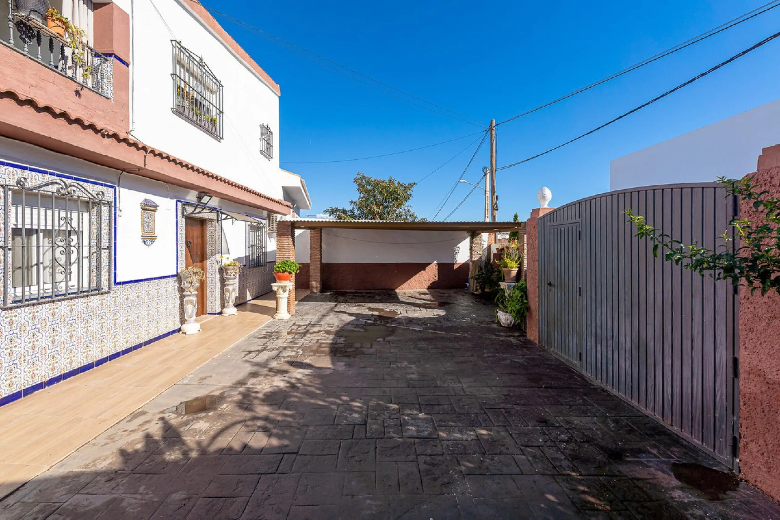 Imagine coming home and being welcomed by silence, light, and space. Live without rushing, with privacy, your own land, and the freedom that only a detached villa can offer in El Romeral, one of the quietest and most sought-after areas of Alhaurín de la T