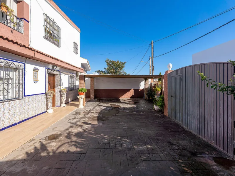 Imagine coming home and being welcomed by silence, light, and space. Live without rushing, with privacy, your own land, and the freedom that only a detached villa can offer in El Romeral, one of the quietest and most sought-after areas of Alhaurín de la T