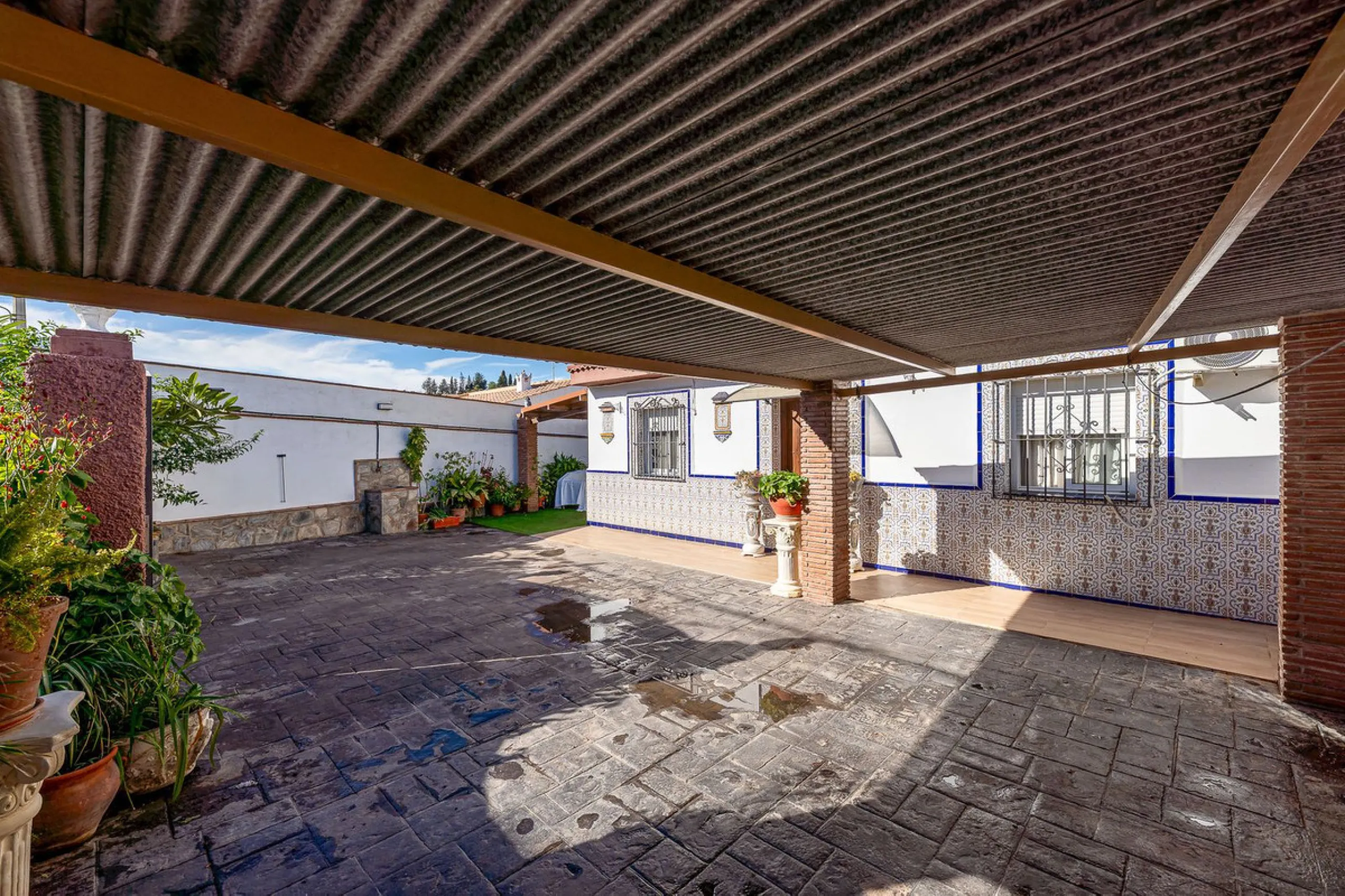 Imagine coming home and being welcomed by silence, light, and space. Live without rushing, with privacy, your own land, and the freedom that only a detached villa can offer in El Romeral, one of the quietest and most sought-after areas of Alhaurín de la T