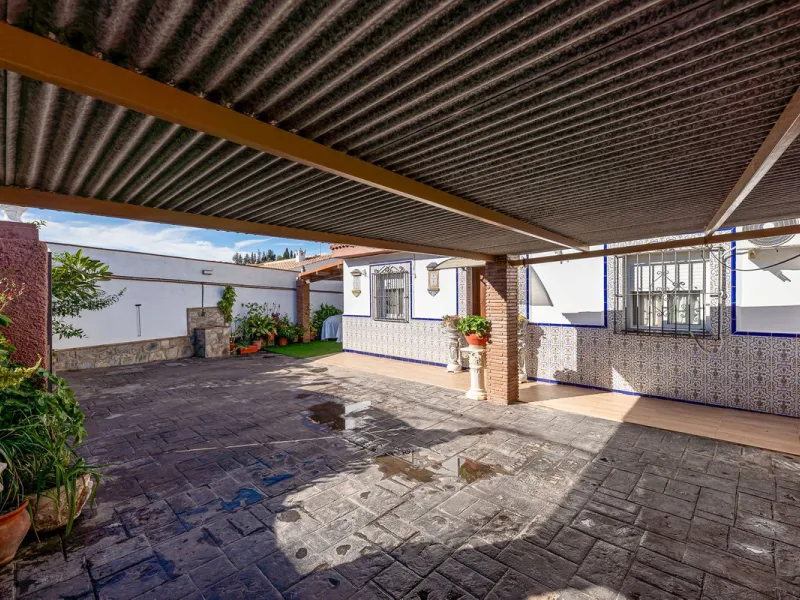 Imagine coming home and being welcomed by silence, light, and space. Live without rushing, with privacy, your own land, and the freedom that only a detached villa can offer in El Romeral, one of the quietest and most sought-after areas of Alhaurín de la T