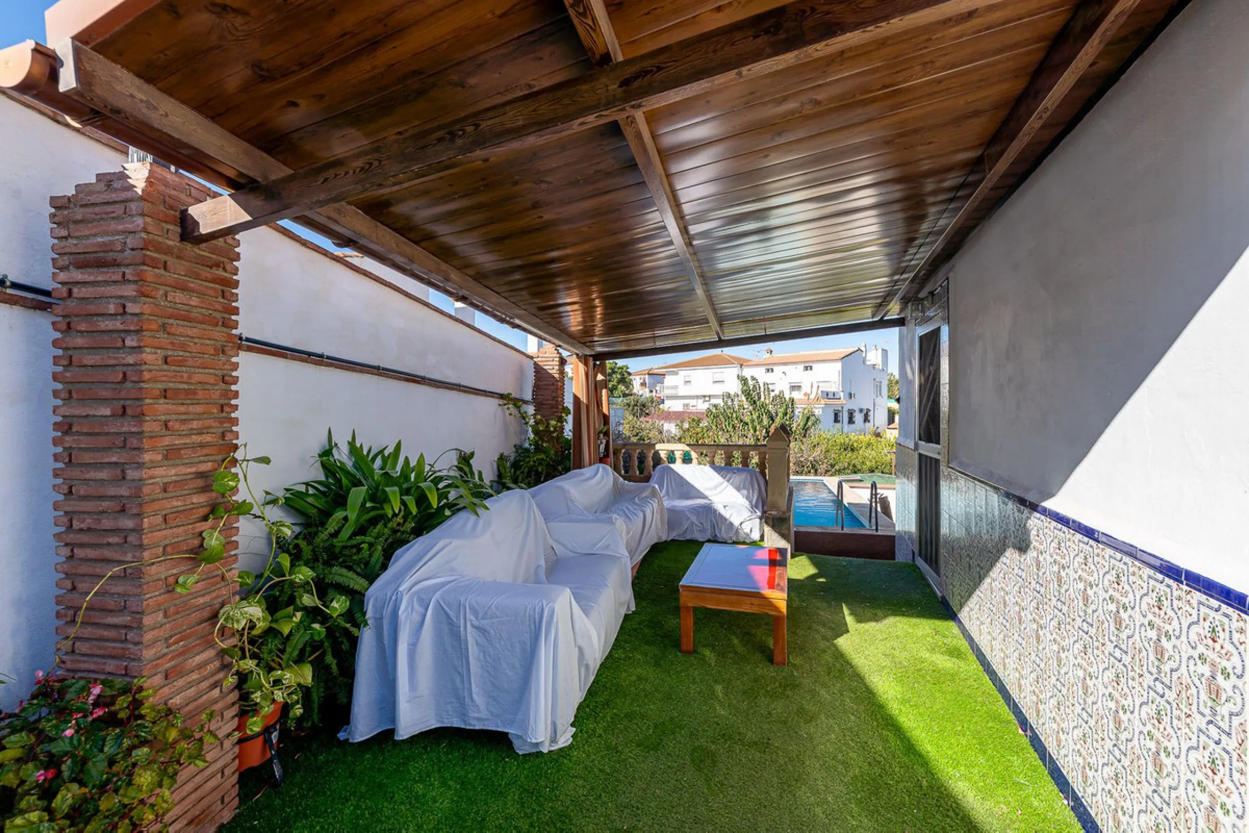 Imagine coming home and being welcomed by silence, light, and space. Live without rushing, with privacy, your own land, and the freedom that only a detached villa can offer in El Romeral, one of the quietest and most sought-after areas of Alhaurín de la T