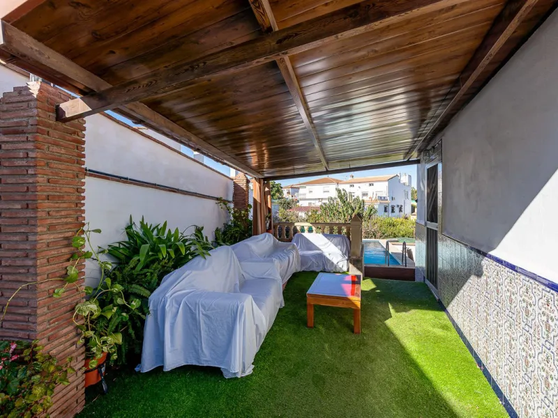 Imagine coming home and being welcomed by silence, light, and space. Live without rushing, with privacy, your own land, and the freedom that only a detached villa can offer in El Romeral, one of the quietest and most sought-after areas of Alhaurín de la T