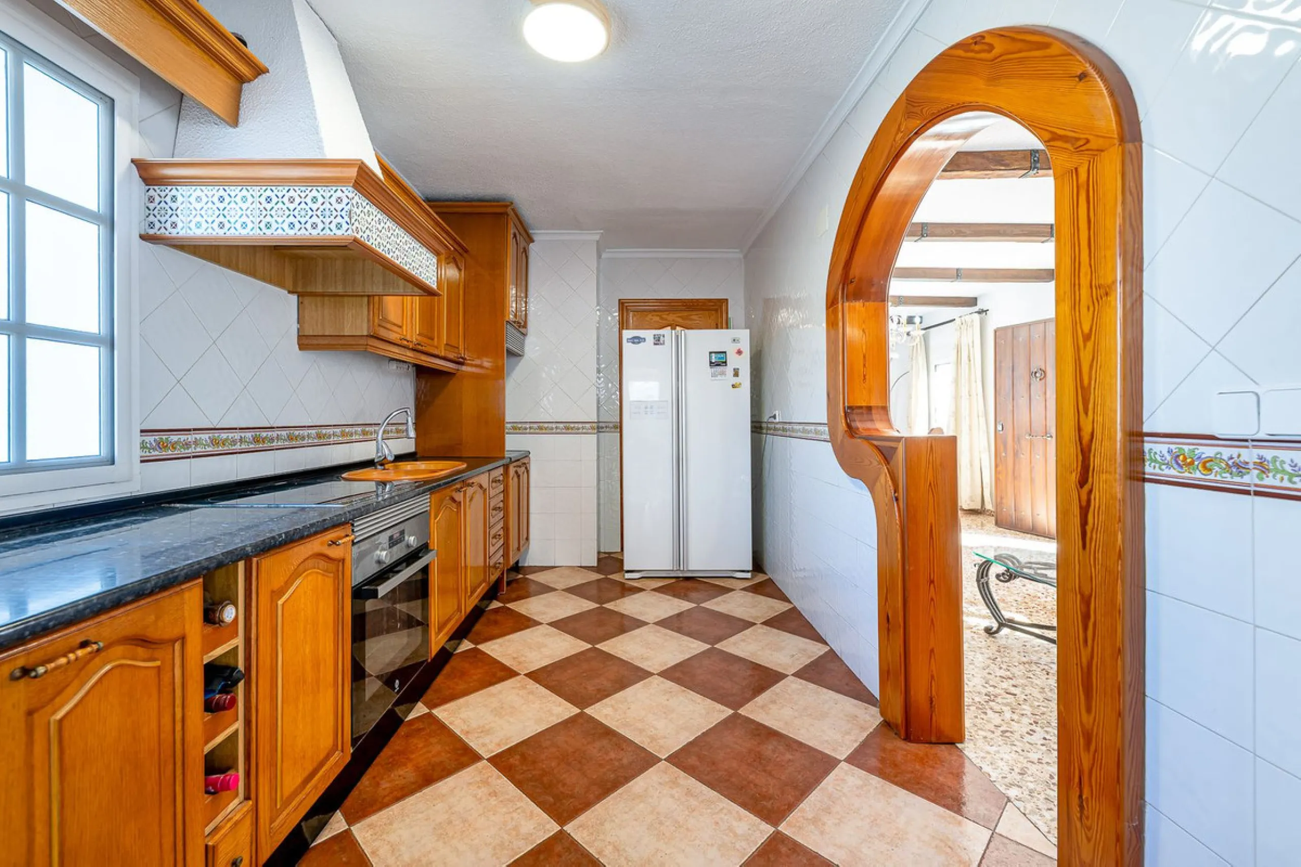 Imagine coming home and being welcomed by silence, light, and space. Live without rushing, with privacy, your own land, and the freedom that only a detached villa can offer in El Romeral, one of the quietest and most sought-after areas of Alhaurín de la T