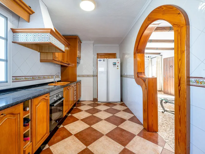 Imagine coming home and being welcomed by silence, light, and space. Live without rushing, with privacy, your own land, and the freedom that only a detached villa can offer in El Romeral, one of the quietest and most sought-after areas of Alhaurín de la T