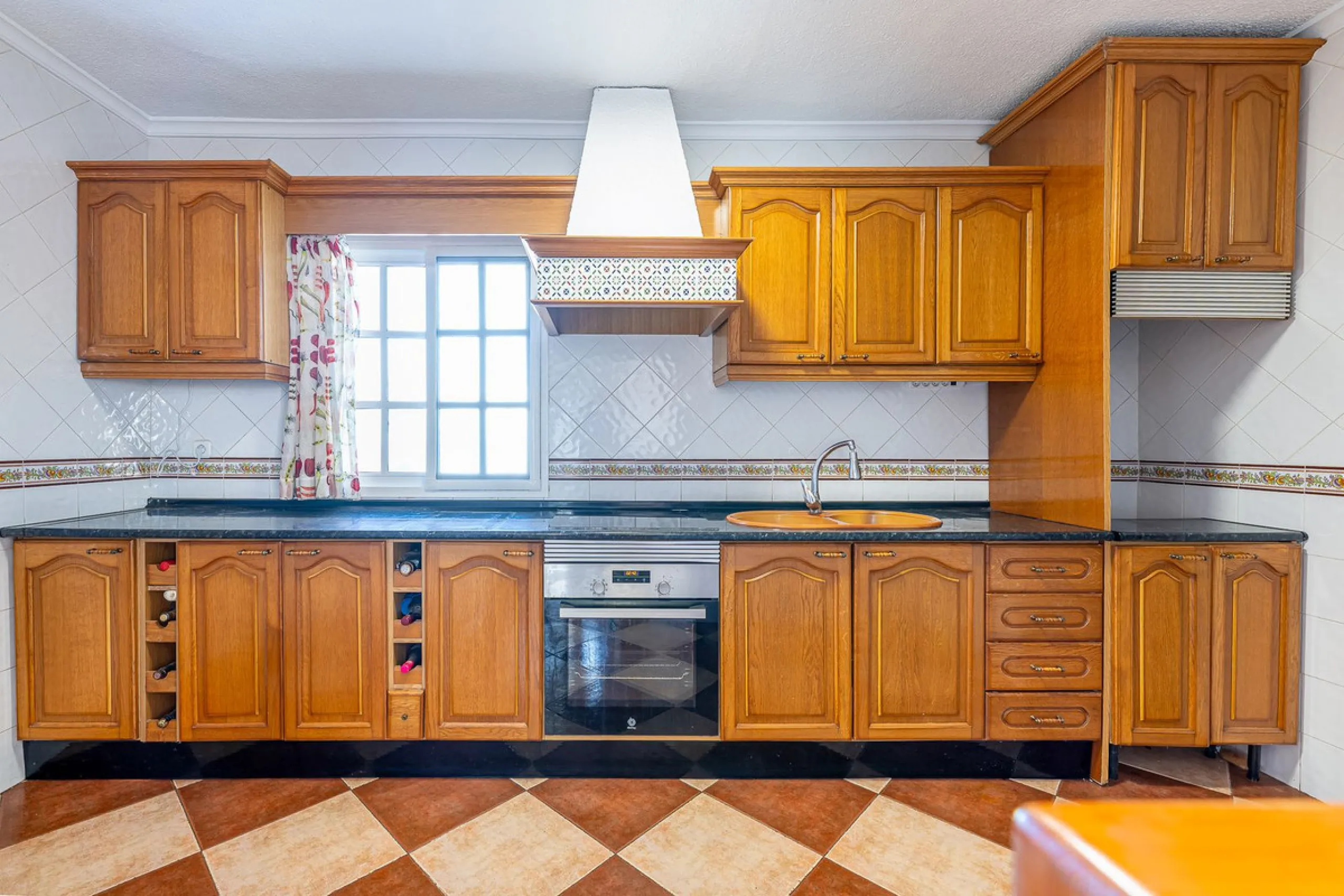 Imagine coming home and being welcomed by silence, light, and space. Live without rushing, with privacy, your own land, and the freedom that only a detached villa can offer in El Romeral, one of the quietest and most sought-after areas of Alhaurín de la T