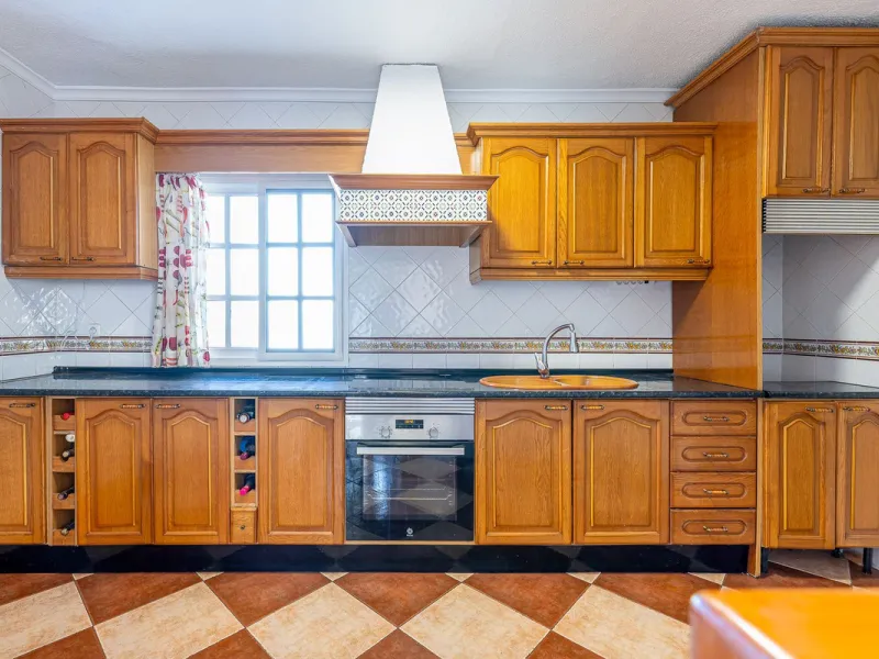 Imagine coming home and being welcomed by silence, light, and space. Live without rushing, with privacy, your own land, and the freedom that only a detached villa can offer in El Romeral, one of the quietest and most sought-after areas of Alhaurín de la T
